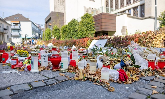 Hunderte Kerzen, Blumen und Trauerschreiben befinden sich am Gedenkort unweit des Tatorts. Flugabschiebungen abgelehnter Asylbewerber sind in den vergangenen Jahren häufig an einer Fülle von Restriktionen aufnehmender Länder und teilweise extrem langen Vorlaufzeiten gescheitert. (zu dpa: «Bamf-Präsident kritisiert NRW-Organisation») - Thomas Banneyer