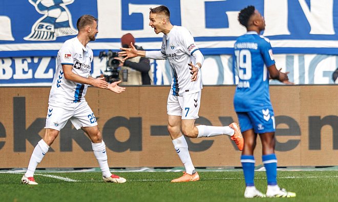 Sebastian Klaas (l.) hat soeben das 1:0 für Paderborn erzielt. Erster Gratulant ist Filip Bilbija, der sich knapp zehn Minuten später am Sprunggelenk verletzt. - Andreas Gora/dpa