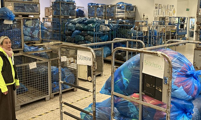 Was nach Bergen Altkleidung aussieht, ist tatsächlich schon stark zusammengeschrumpft. In mehrere Hallen der Recyclingbörse stapelten sich zuvor die Paletten bis unter die Decke. - Corina Lass