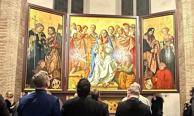 Der Cranach-Triegel-Altar ist in der Marienkirche des Friedhofs Campo Santo Teutonico zu sehen. - Christoph Sator/dpa