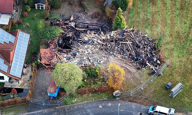 Die Kriminalpolizei hat den Einsatzort übernommen und ermittelt die Brandursache und auch den Verbleib des vermissten Bewohners. Heute soll ein Spezialist vom Landeskriminalamt hinzugezogen werden.?Foto: Gerald Dunkel - Neue Westfälische