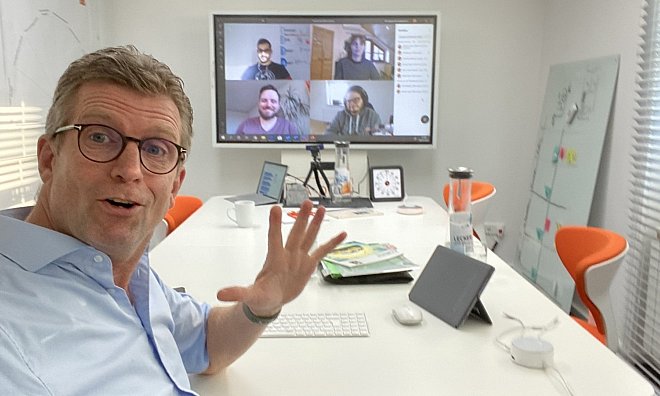 Leerer Tisch, trotzdem produktiv: Andreas Dolle und ein Teil des Autorenteams während einer Video-Besprechung. - ADM Institut
