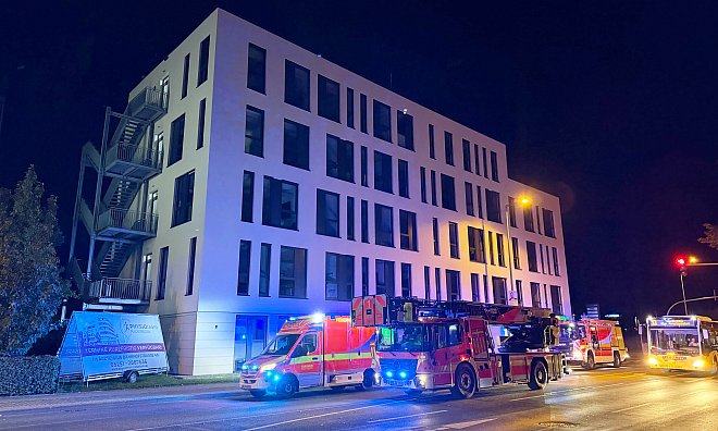 Während die Einsatzkräfte einen Brand in einem unbewohnten Gebäude löschen, stehen die Großfahrzeuge an der Bahnhofstraße in Bereitschaft. - Ralph Meyer