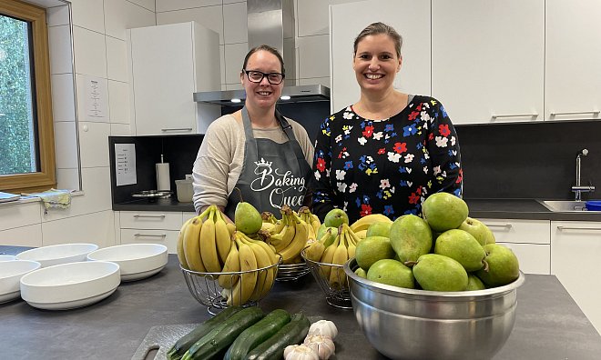 Kita-Köchin Viktoria Knippenberg (v. l.) und Einrichtungsleiterin Nicole Zörner legen großen Wert auf eine gesunde und umweltbewusste Ernährung in der Kindertagesstätte. - Shannon-Lee Bendig