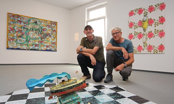 Paolo Moretto (l.) und Rolf Naedler stellen gemeinsam in den Räumen des Kunstvereins aus. Gezeigt werden Malereien, Installationen und Drucke. - Mareike Gröneweg