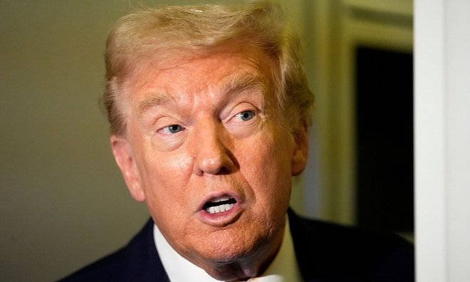 US-Präsident Trump kündigt zusätzliche Zölle gegen Kanada an. - Mark Schiefelbein/AP/dpa