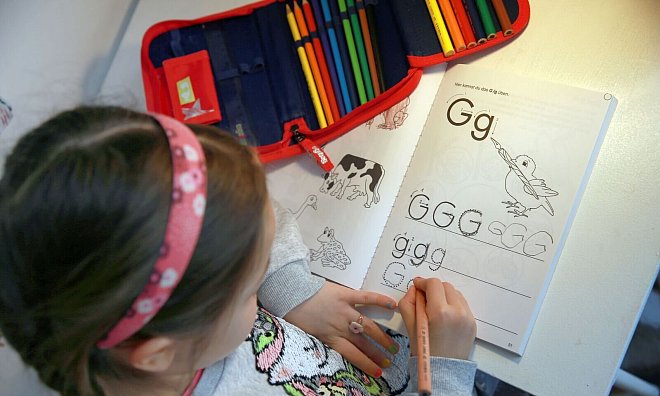 Was ist der Vorteil vom Schreiben mit Stift auf Papier? Es fördert laut einem Wissenschaftler buchstäbliches Begreifen einzelner Zeichen und rasches Kombinieren oder Entziffern von Buchstabengruppen. - Mascha Brichta/dpa-tmn