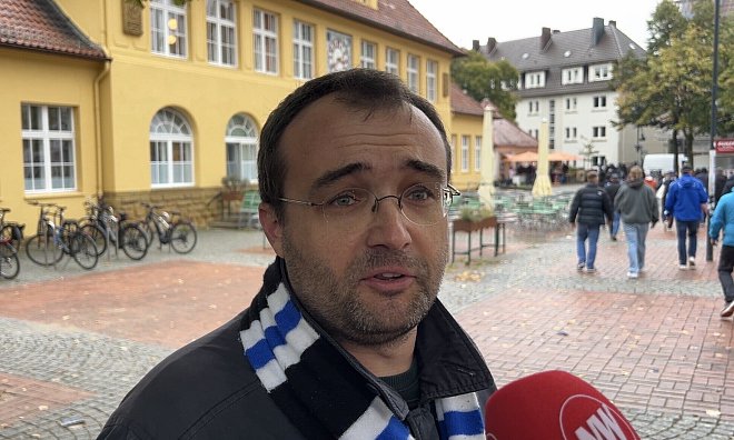 Nach der 1:2-Pleite der Bielefelder gegen Schalke 04 haderten die Fans auch mit Entscheidungen des Unparteiischen. - Julius Uekmann