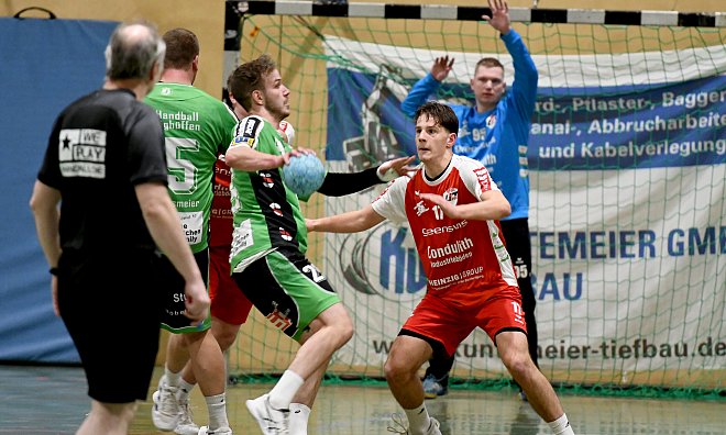 Deckungsstark: Nordhemmerns Hagen Viering (rot-weißes Trikot) versucht in dieser Szene, Mennighüffens Mats Rinne (mit Ball) zu stören. - Jürgen Krüger