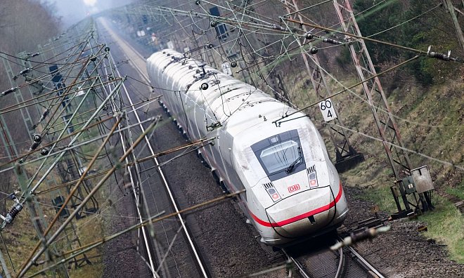Ein Brand an einem Stellwerk sorgte für Verspätungen auf der Strecke Hannover-Berlin. - Julian Stratenschulte/dpa