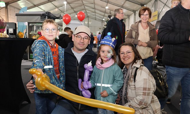 Konstantin, Andreas, Viktoria und Olga Dick bummeln übers Oktoberfest. - Dirk Windmöller