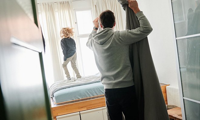 Im Wechselmodell teilen sich Eltern Betreuung und Unterhaltsverantwortung: Der Barunterhalt wird nach Einkommen und Betreuungsanteil berechnet. - Annette Riedl/dpa/dpa-tmn