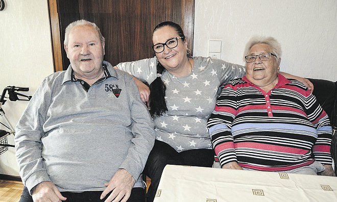 Gutes Verhältnis: Die polnische Pflegerin Maria (Mitte) sorgt nicht nur dafür, dass Karl-Heinz und Lore Rusche trotz gesundheitlicher Beschwerden Zuhause wohnen bleiben können, sie bereichert auch den Alltag des Ehepaares. - Sibylle Kemna