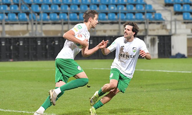 Später Jubel beim FC Gütersloh: Torjäger Patrik Twardzik (l.) hat im Spiel bei der U21 des VfL Bochum im altehrwürdigen Ruhrstadion hier soeben das 1:1 erzielt. Mitspieler Paolo Maiella (r.) zeigt sich erfreut. - Jens Dünhölter