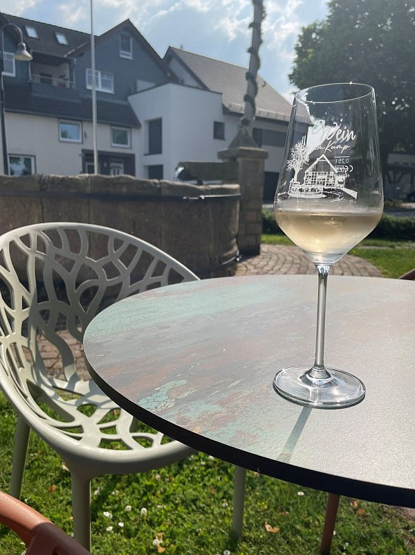 In historischer Kulisse vor dem Kump in Bad Wünnenberg genießen Gäste künftig ausgewählte Pfälzer Weine. - © Stadt Bad Wünnenberg