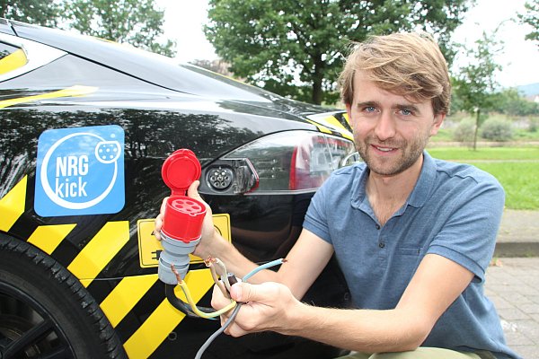 Tüftler: Benedikt Ummen sorgt für die Stromverbindung. - © Amina Vieth