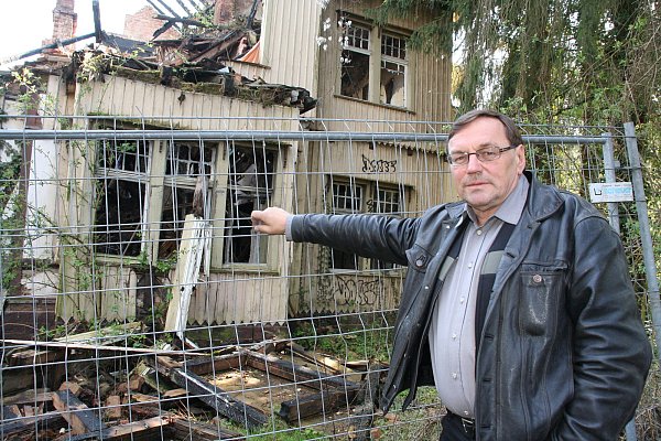 Möchte verkaufen: Uwe Linsdorf, Miteigentümer des ehemaligen Felsenkellers, an einem der Bauzäune, die das Gelände absperren. - © Amina Vieth