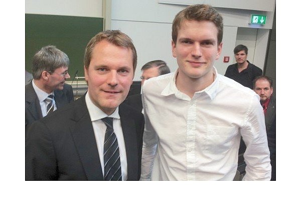 Der Bünder Titus Brinker (r.) hatte nach der Vorlesung von Bundesgesundheitsminister Daniel Bahr (l.) die Gelegenheit, dem Minister sein Projekt "Aufklärung gegen Tabak e.V." in einer Powerpoint-Präsentation kurz vorzustellen.