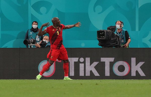 Kurz vor dem Spielende traf Lukaku nochmal. - © Igor Russak/dpa