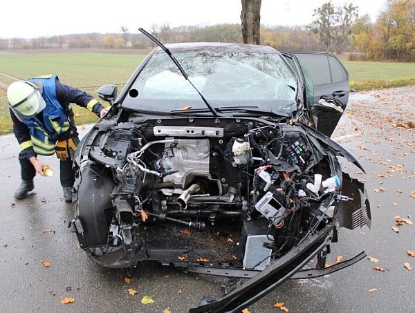 Durch die Wucht des Aufpralls mit dem Baum, wurde der gesamte Motorblock aus dem Fahrzeug gerissen. - © Polizei Minden-Lübbecke