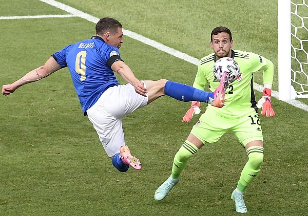 Mit einem gewagten Sprung geht der Italiener Andrea Belotti vor dem Keeper der Waliser zum Ball. - © Massimo Insabato/PA Wire/dpa