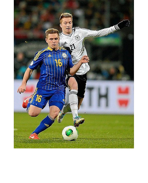 Beim WM-Qualifikationsspiel Deutschland gegen Kasachstan (4:1) war Heinrich Schmidtgal (l.), der sich hier gegen Marco Reus durchsetzt, der stärkste Feldspieler der Gäste. - © FOTO: AFP