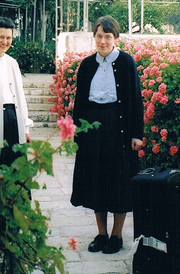 Doris Wagner einst: Eine 23-Jährige mit gebeugter Haltung und duldsamem Blick. - © rnd