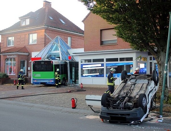 Auf der Bahnhofstraße kollidierte der Bus mit dem Auto. Anschließend krachte der Bus in das Reisebüro. - © Polizei Minden-Lübbecke