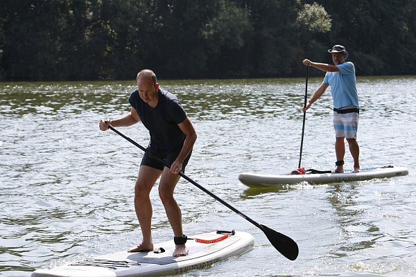 Stand-up-Paddling ist in OWL beispielsweise am Paderborner Lippesee möglich. - © Daniel Peters