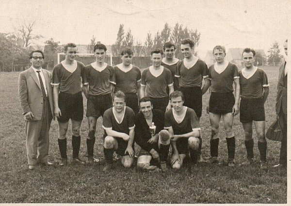 Pokalturnier in Helpup im Sommer 1961: Erwin Nowak, Betreuer, (hintere Reihe v. l.) Reinhold Jegodka, Roland Posteher, Willi Thomas, Helmut Schulz, Dieter Buhl, Rolf Holzkamp, Horst Seack, Ernst Hasselberg, Willi Büker (halb im Bild). Vorne knien Kurt Kassen (v. l.) , Alfred Becker und Wolfgang Bollhöfner. - © Repro: Horst Biere / Quelle: TSV