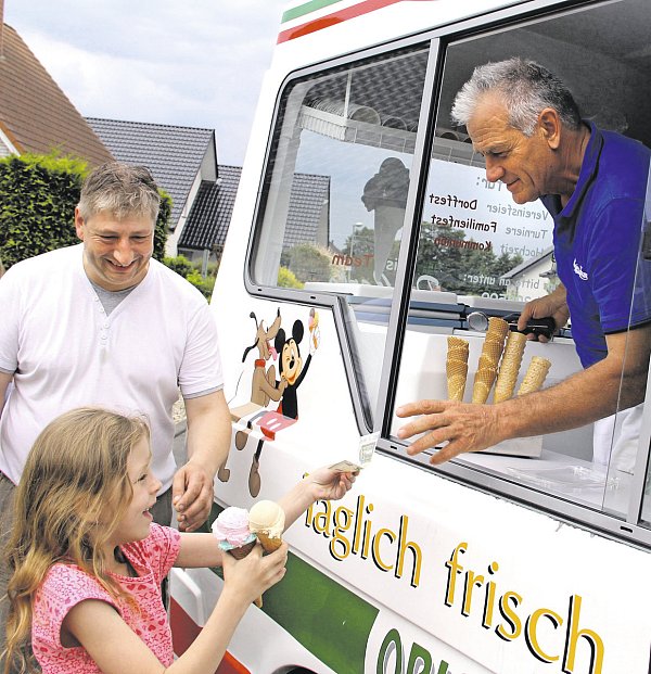 Immer gut aufgelegt: Lorenzo De Carlo verkauft seine Eisspezialitäten im gesamten Kreisgebiet. - © Marco Schreiber