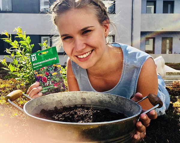 Stellvertretend für die Lokalredaktion Bielefeld hat die Autorin Jessica Matyschok die Blumenmischung eingepflanzt. - © Alexandra Buck