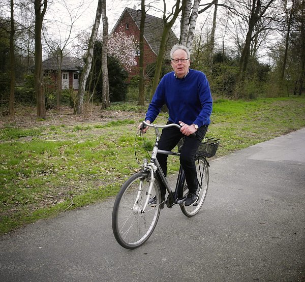 Mobil: Manfred Baedecker fuhr mit dem Rad vom Start ins Ziel. - © Henrik Martinschledde