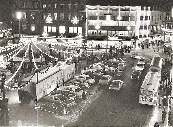 Weihnachten auf dem Alten Markt: In den Unterlagen des Kommunalarchivs findet sich eine Genehmigung für den ersten Weihnachtsmarkt. Darin heißt es: Zu "Weihnachtswerbezwecken" seien ein "Ponykarussell, 2 Kuchenbuden, 1 Mandelbrennerei und eine Orgel aufzustellen". - © Kommunalarchiv