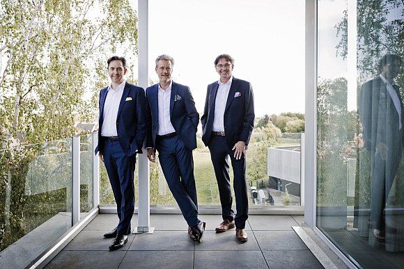 Die heutige Geschäftsleitung der JAB ANSTOETZ Group liegt in den Händen von Claus(r.) und Stephan Anstoetz (l.) sowie Chris-Jacob Schminnes (m.). - © JAB Anstoetz