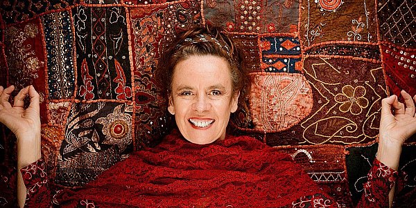 Nessi Tausendschön hat als Kabarettistin eine Zunge wie eine Reitpeitsche. - © PR