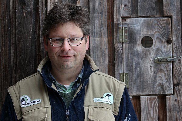 Vor Volieren-Guckloch: Tierarzt Florian Brandes leitet die Auffangstation Sachsenhagen zwischen Stadthagen und Loccum. - © Tyler Larkin