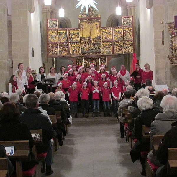 Harmonieren gut zusammen: Der Kinderchor „Kleines Lied" und der Jugendchor „TeenStones" traten ebenfalls gemeinsam auf. Foto: Carina Cremer - © Carina Cremer