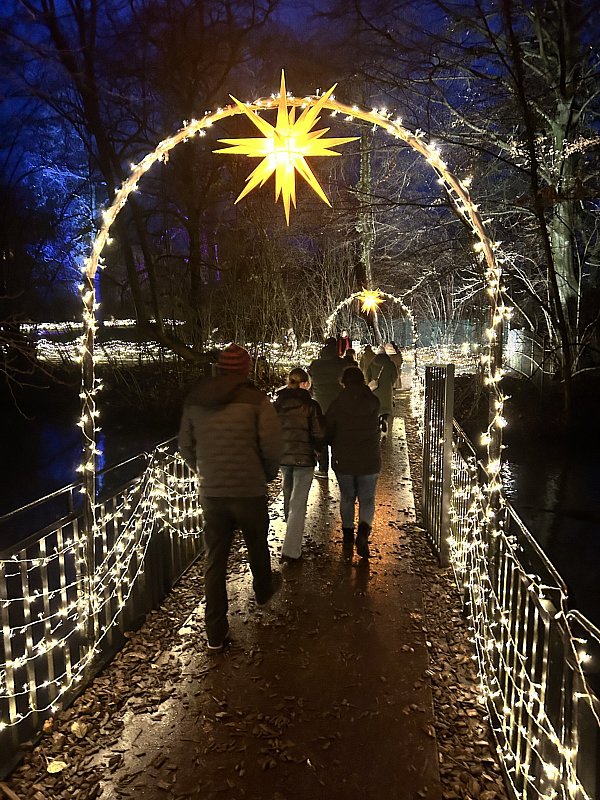Beim Weihnachtszauber auf Schloss Bückeburg wird der Schlosspark illuminiert. - © Nicole Sielermann