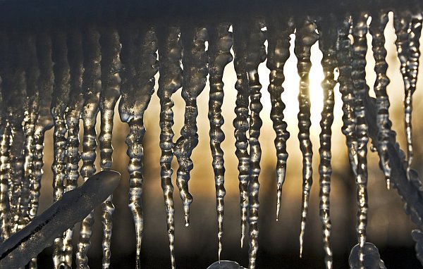 Der Eisregen überzog die Häuser mit dicken Eisschichten - und manchmal auch wunderschön anzusehenden Eiszapfen. - © dpa-tmn