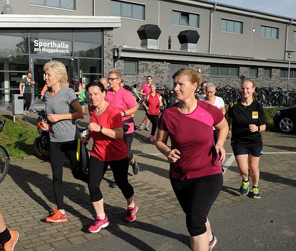 Start: Die Winterlaufserie der LG Marienfeld nahm in diesem Jahr an der Sporthalle am Ruggebusch ihren Anfang. Hier macht sich Melanie Konermann (Mitte) auf den Weg. - © Markus Nieländer