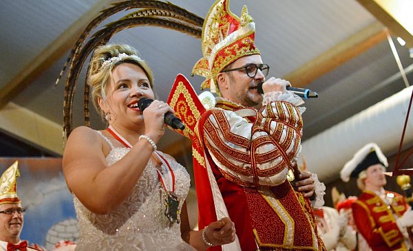 Prinzessin Stephie II. "die zauberhaft Kreative" und Prinz Jürgen II. "der dynamisch Organisierte" sangen dem Bad Driburger Karneval und allen Jecken im Iburg-Tal ein Liebeslied. - © Silke Riethmüller