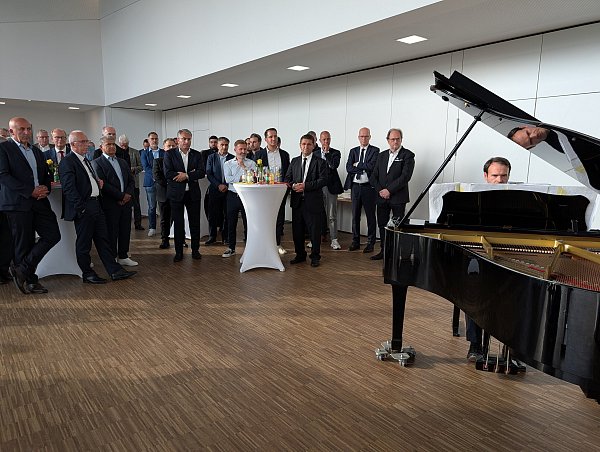 Ansgar Brockamp begleitete am Piano das Ende der Feierlichkeiten in Rheda-Wiedenbrück. - © Rainer Stephan