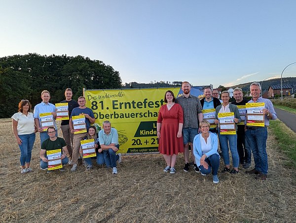 Freuen sich auf das Erntefest in Oberbauerschaft: Ulrike Lücking (v. l.), Jens Sieker, Carsten Sieker, Jannik Struckmeier,

Michel Oevermann, Maxime Persicke, Horst Schäpsmeier, Julia Kleffmann, Daniel Wilmsmeier, Annette Ostermeier, Nicole Dabelstein, Helmut Ostermeier, Olaf Heidenreich, Carsten Vogt und Matthias Dabelstein. - © Nicole Dabelstein