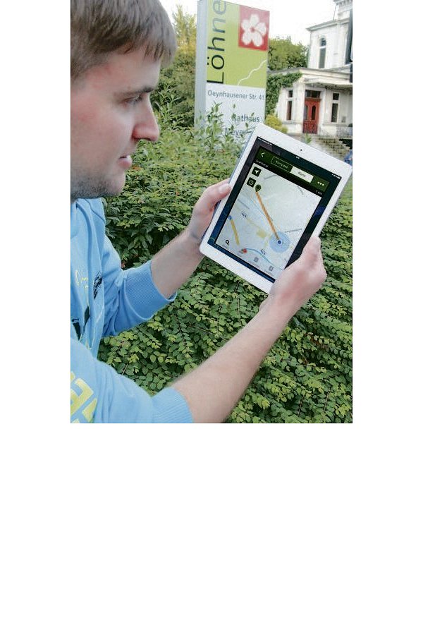 Benjamin Büschenfeld sucht mit seinem Tablet Caches. - © Foto: Carolin Nieder-Entgelmeier
