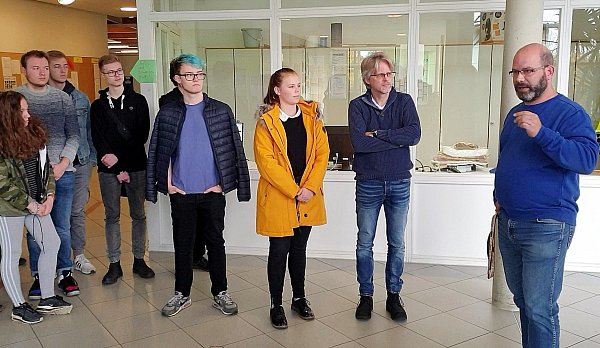 Infos aus erster Hand: OPG-Lehrer Steffen Krone (re.) erlebte den Mauerfall als Schüler in der DDR. Fotos: Ulrich Finkemeyer - © Ulrich Finkemeyer