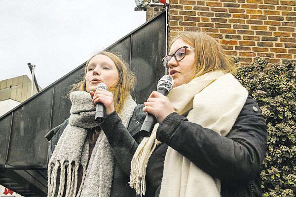 Die beiden Initiatorinnen: Chiara Noch und Emma Vienerius ergriffen vor dem Bürgerhaus das Wort. - © Klaus Frensing