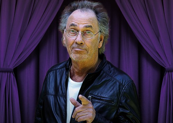 In seiner ersten Solo-Tour kombiniert Hugo Egon Balder, Erfahrungen und Fähigkeiten aus der Unterhaltungsbranche, indem er dem Publikum mit viel Ironie und Sprachwitz einen Blick hinter die Kulissen seines Lebens gibt. - © PR
