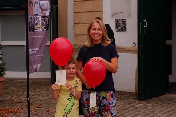 Snezana Mahon und ihr Sohn Tim schicken selbstgemalte Porträts mit Luftballons auf die Reise. - © Anne-Kathrin Schulz