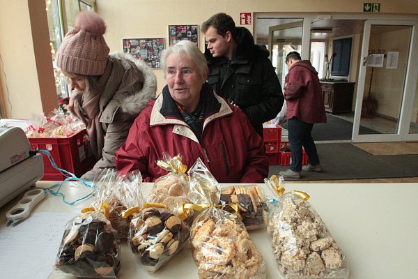 Begehrt: Inge Sturhahn deckt sich mit Gebäck ein.